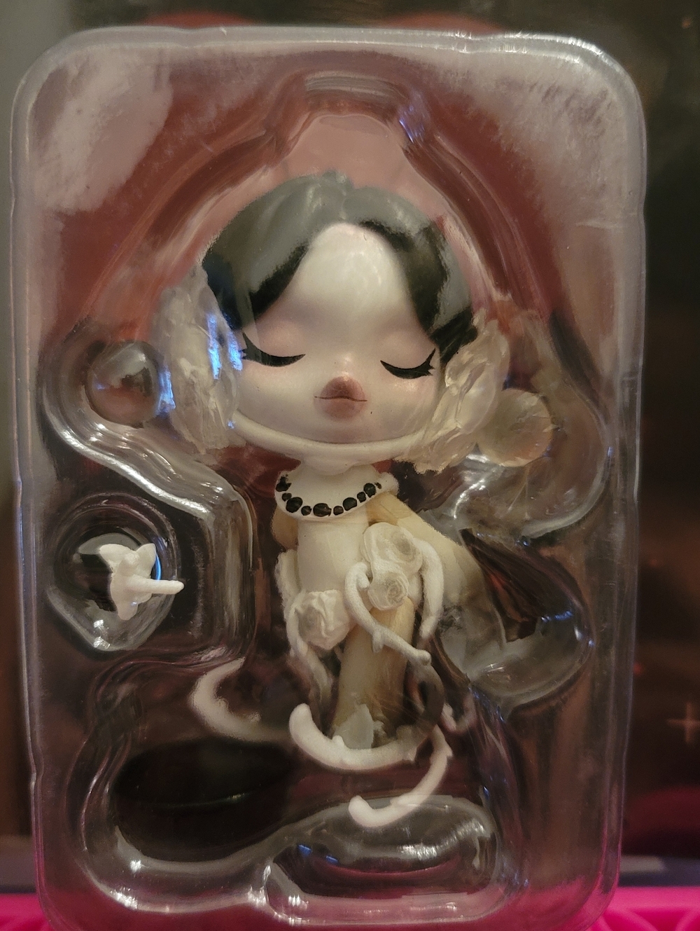 NWT-SKNLXPAUDA The Valentine's Day Figurine - Black, White, Pink - Picture 5 of 6